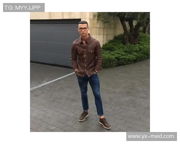 男足球明星无袖背心时尚潮流解析与运动风格搭配技巧分享